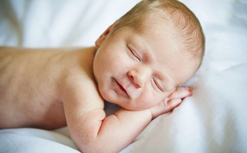 放屁是宝宝的正常生理现象，宝宝胀气放屁多到底好不好？