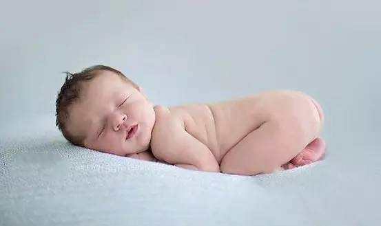 新生儿的睡眠时间正常值为一天16小时，其中深睡眠占1小时