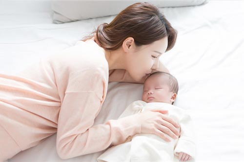 母乳喂养对月经的影响，会导致母亲的月经暂时停止