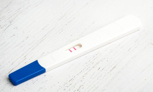 怀孕可能性较大的情况下，可以在月经来潮前的第10天使用验孕棒