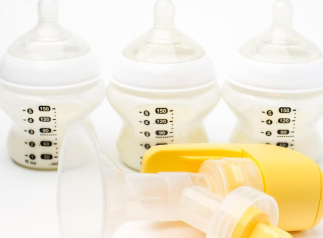 足月的新生儿应该摄入多少奶量？