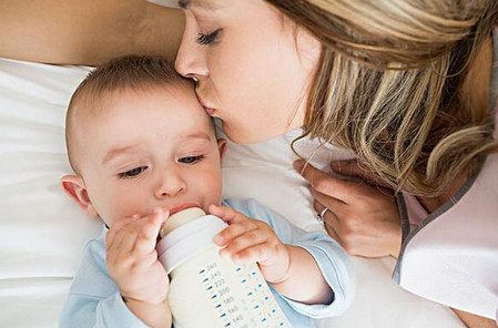 如何确定婴儿奶粉过敏，一分钟get几种辨别方法