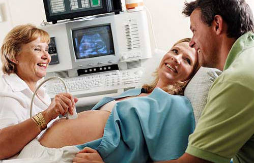 B超在孕期有着重要的作用，孕妇要按时进行B超检查
