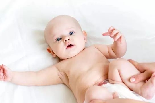 新生儿吃奶时脚趾用力是怎么回事？