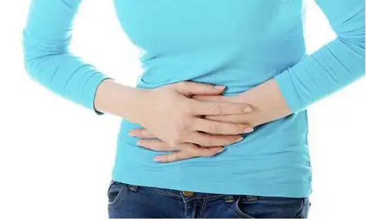 产后10天左侧肚子疼是什么原因导致的？