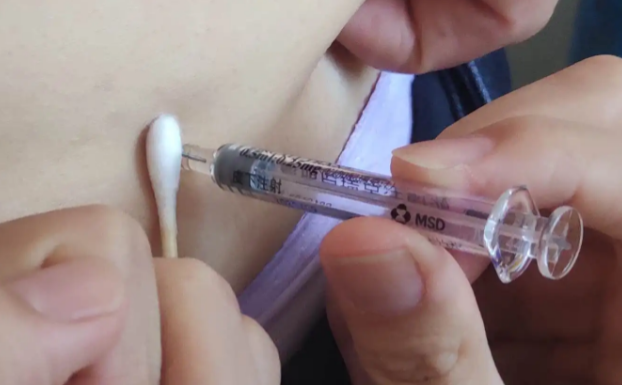 新生儿什么时候接种第二针乙脑疫苗比较好？