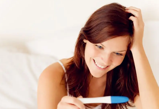 早孕试纸能帮助女性自检是否怀孕，使用时间和方法看完就知道