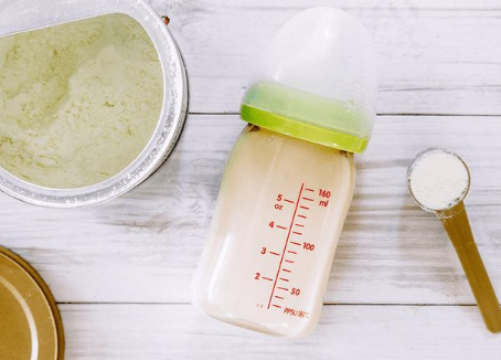 六个月的宝宝喝奶粉每次冲泡多少比较好呢？