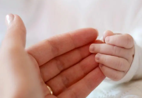 新生儿手发凉是什么原因导致的？