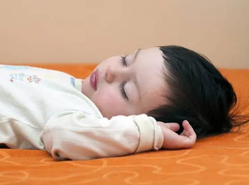 婴儿大脑发育迟缓是什么由于什么原因导致的？