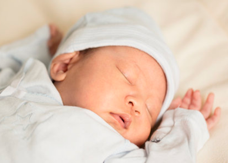孩子在睡觉时咬下嘴唇是什么原因导致的？