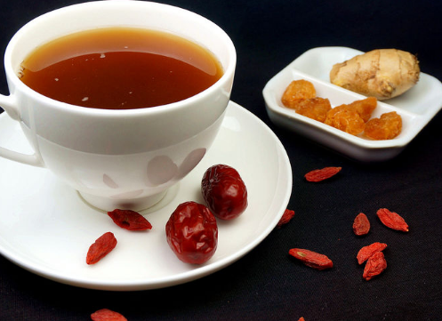 姜枣茶可以帮助改善女性的生育能力，有助于调节内分泌达到催经目的