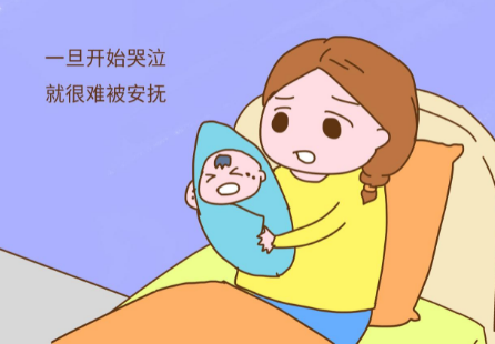 新生儿不睡觉并会不停的哭闹是什么原因引起的？