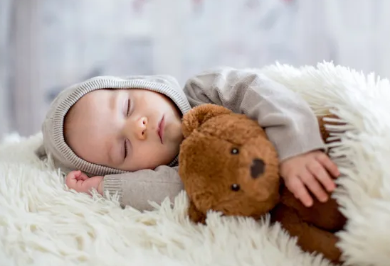 宝宝睡觉偶尔哭闹是正常情况，家长可通过这些方式帮助宝宝更好睡眠