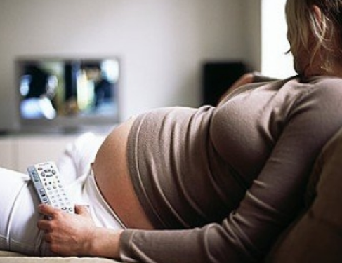 孕中期看电视会对胎儿带来什么影响？