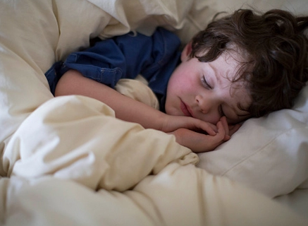 新生儿趴着睡会对宝宝健康成长带来影响吗？