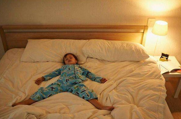 宝宝睡觉盖太厚会对身体造成哪些影响？