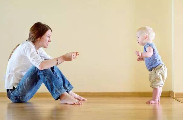 宝宝多大可以自己站立，应该如何训练？