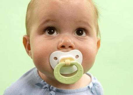 10天的新生儿怎样用安抚奶嘴来减少吐奶的情况呢？