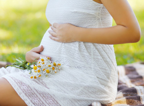 子宫肌瘤的女性是选择自然受孕好还是选择试管助孕好？