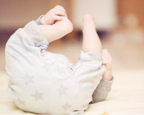 宝宝躺着腿不停的蹬是正常的吗？会给宝宝带来什么影响？