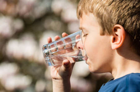 6岁儿童应该每天喝多少水？喝水量建议在1500到3000毫升