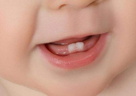 5个月宝宝晚上睡觉哭闹是由于长牙齿导致的吗？