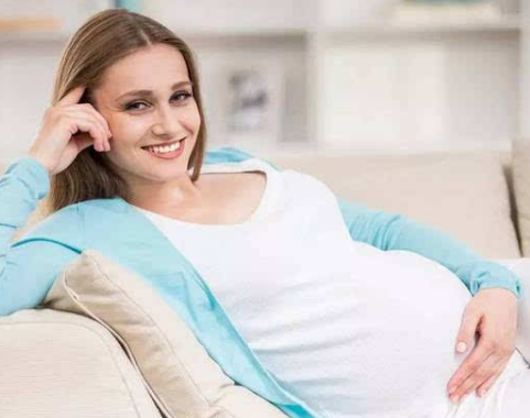 女性怀孕多长时间之后会显肚子？