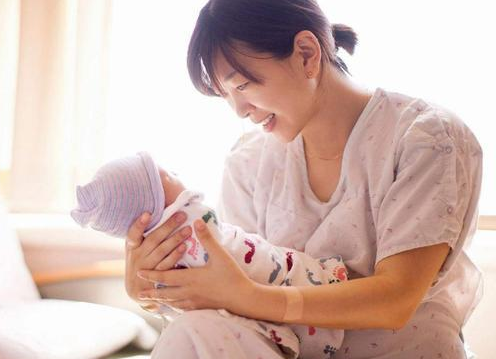 两个月宝宝老是做出吸奶的动作是患上了什么疾病吗？
