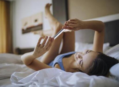 冻胚移植后长时间躺在床上玩手机会影响移植结果吗？