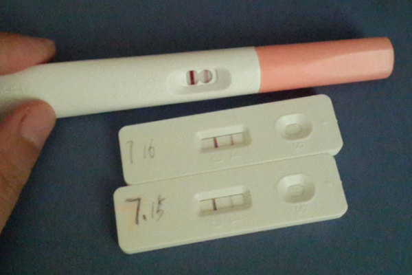 囊胚移植后验孕试纸颜色很浅正常吗？