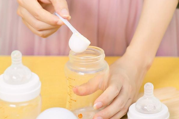 给宝宝冲奶粉用多少度的水冲比较好？