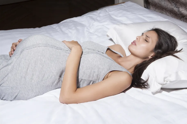 孕晚期平躺睡觉会对宝宝有什么影响？