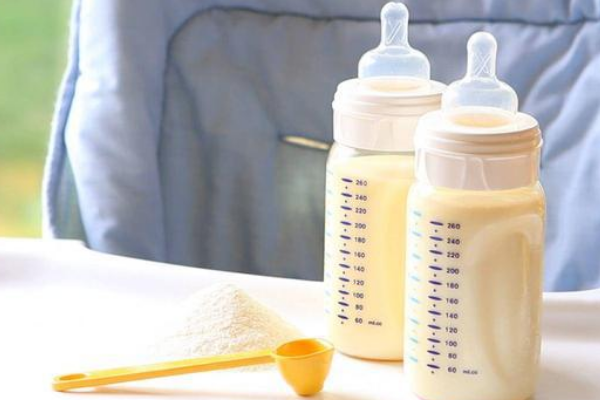四个月大的宝宝每天应该喝多少奶粉呢？