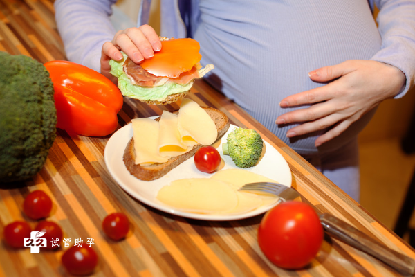 大龄孕妇在怀孕初期饮食方面要注意哪些问题？