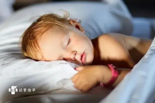 有什么方法能把四个月宝宝的头型睡圆？