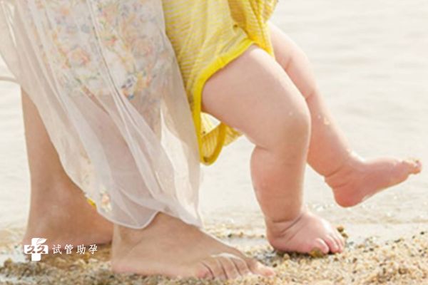 八个月的宝宝可以开始学走路吗？