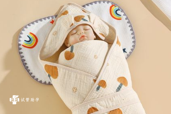 四个月的宝宝还能裹着襁褓睡觉吗？