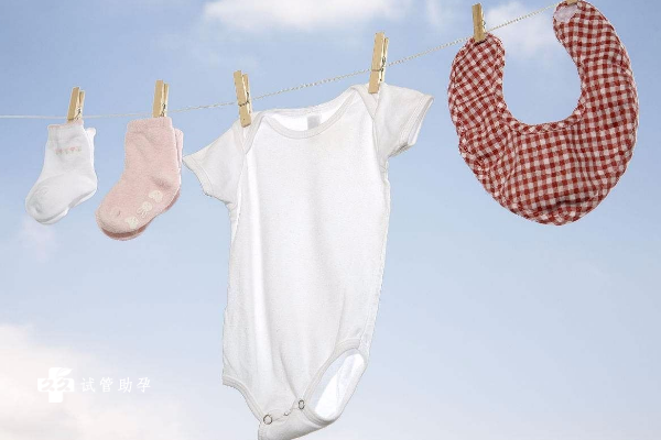 第一次洗新生儿的衣服需要用开水烫吗？