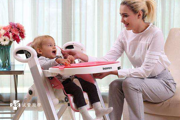 六个月宝宝坐餐椅一次能坐多长时间？
