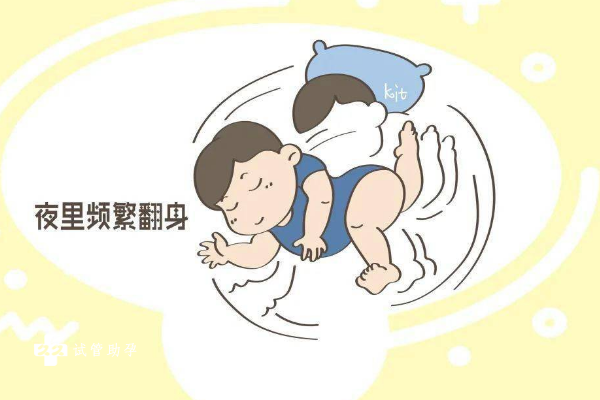 宝宝入睡前不停翻滚是什么原因导致的？