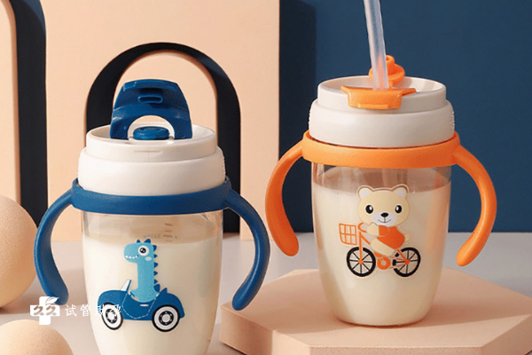 一岁半宝宝用哪种杯子喝奶最好？吸管杯和鸭嘴杯都可以