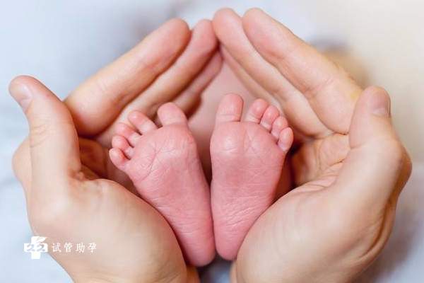 三代试管移植两个胚胎但怀了三胞胎应该怎么做？